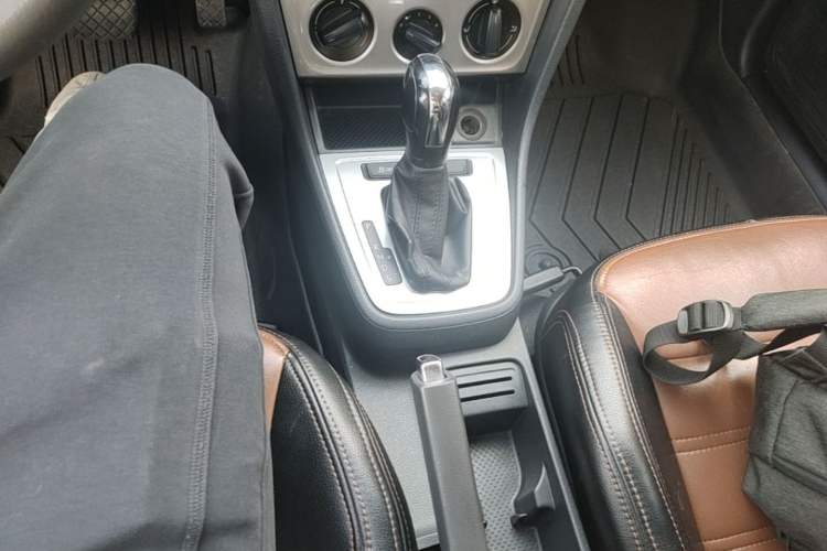 Used Volkswagen Lavida 2013 Revised Classic 1.6L Automatic Fashion Edition Gear Lever