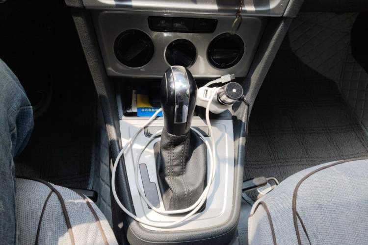 Used Volkswagen Lavida 2013 Revised Classic 1.6L Automatic Fashion Edition Gear Lever
