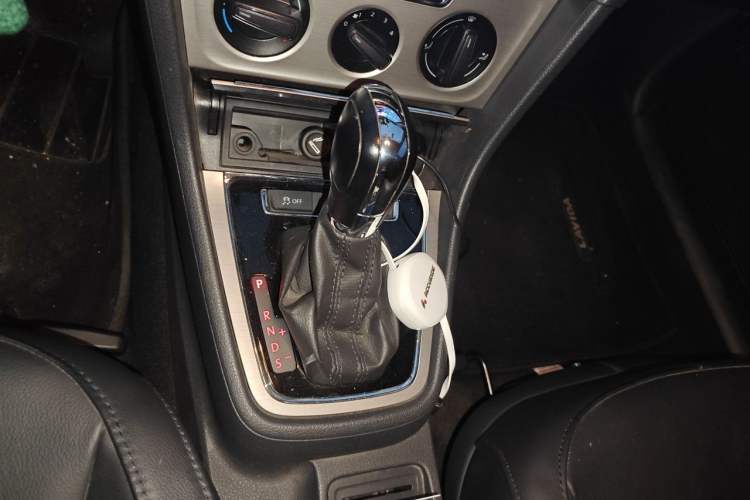 Used Volkswagen Lavida 2013 1.6L Automatic Comfort Edition Gear Lever