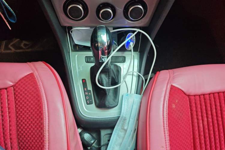 Used Volkswagen Lavida 2013 Revised Classic 1.6L Automatic Fashion Edition Gear Lever