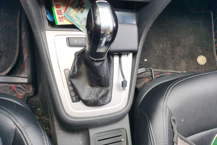 Used Volkswagen Lavida 2013 Revised Classic 1.6L Automatic Fashion Edition Gear Lever