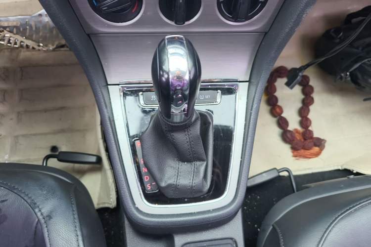 Used Volkswagen Lavida 2013 1.6L Automatic Comfort Edition Gear Lever