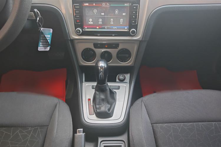 Used Volkswagen Lavida 2013 Revised Classic 1.6L Automatic Fashion Edition Gear Lever