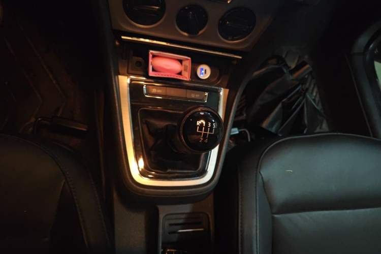 Used Volkswagen Lavida 2013 1.6L Manual Comfort Edition Gear Lever