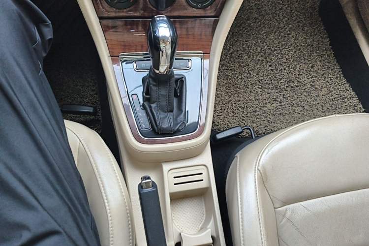 Used Volkswagen Lavida 2013 Revised Version 1.4 TSI DSG Comfort Edition Gear Lever