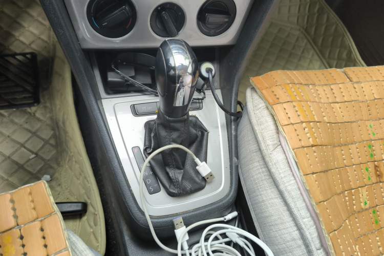 Used Volkswagen Lavida 2013 1.6L Automatic Fashion Edition Gear Lever