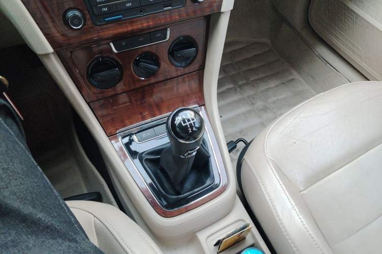 Used Volkswagen Lavida 2013 Restyled Classic 1.6L Manual Comfort Edition Gear Lever