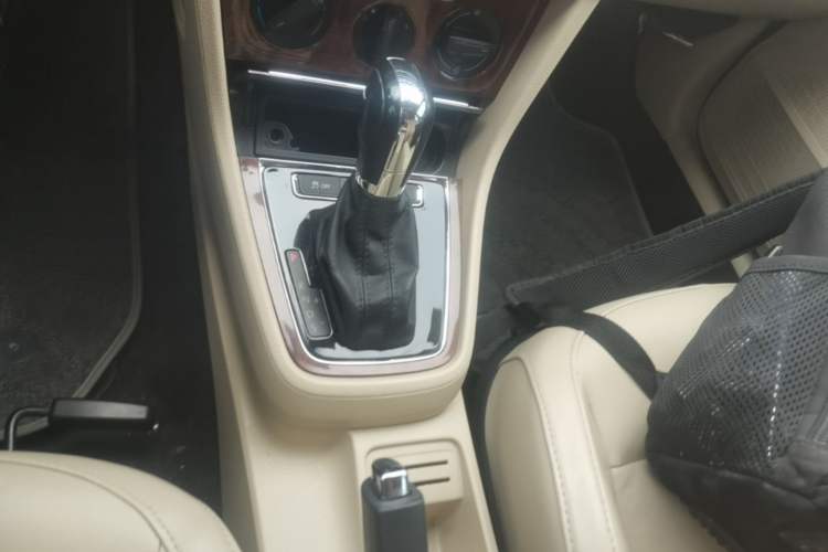 Used Volkswagen Lavida 2013 Restyled Classic 1.6L Automatic Comfort Edition Gear Lever