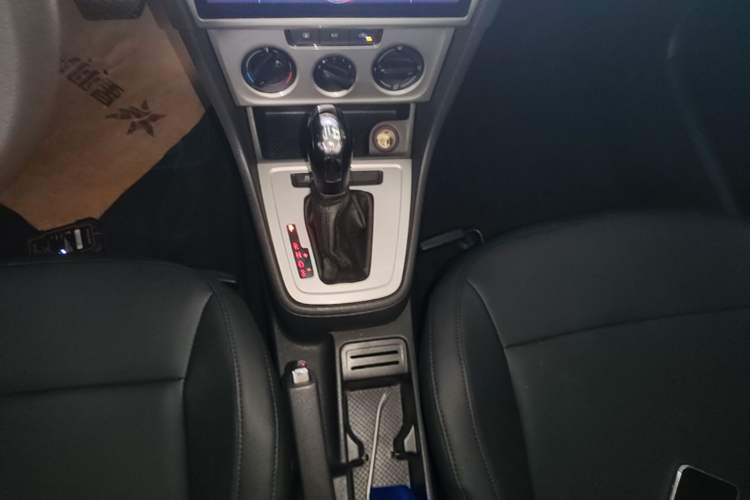 Used Volkswagen Lavida 2013 Revised Classic 1.6L Automatic Fashion Edition Gear Lever