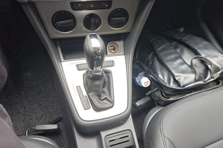 Used Volkswagen Lavida 2013 Revised Classic 1.6L Automatic Fashion Edition Gear Lever