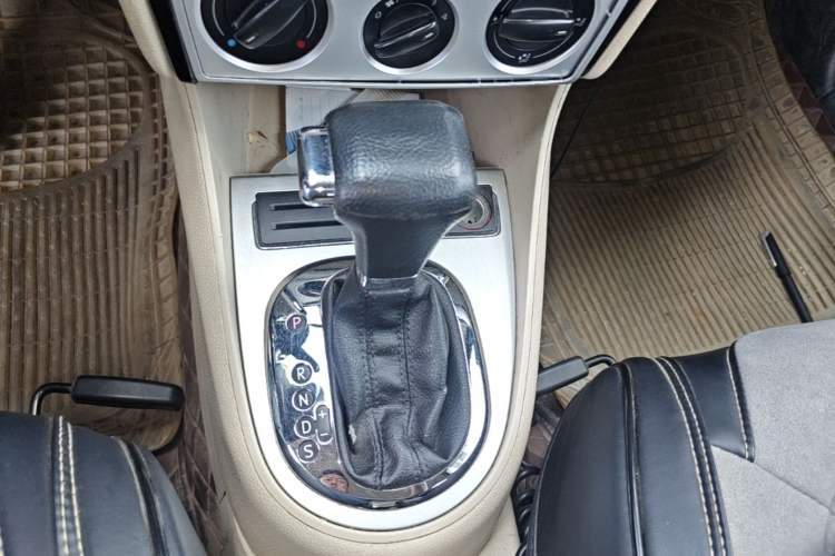 Used Volkswagen Lavida 2013 Classic 1.6L Automatic Fashion Edition Gear Lever