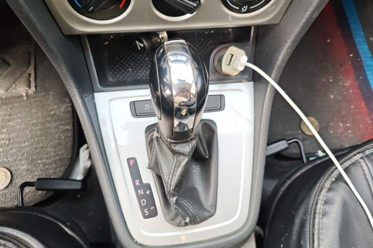 Used Volkswagen Lavida 2013 Revised Classic 1.6L Automatic Fashion Edition Gear Lever