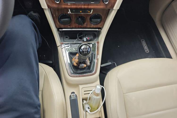 Used Volkswagen Lavida 2013 Restyled Classic 1.6L Manual Comfort Edition Gear Lever