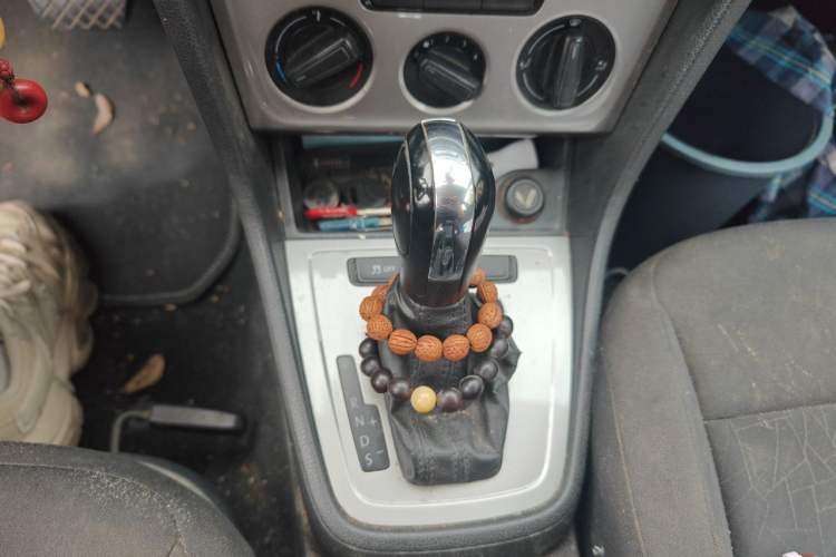 Used Volkswagen Lavida 2013 Revised Classic 1.6L Automatic Fashion Edition Gear Lever