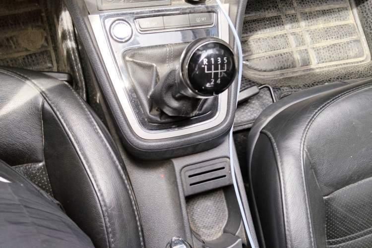 Used Volkswagen Lavida 2013 1.4 TSI Manual Luxury Edition Gear Lever
