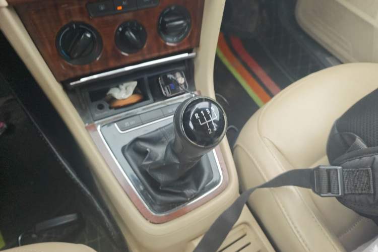 Used Volkswagen Lavida 2013 1.4TSI Manual Comfort Edition Gear Lever