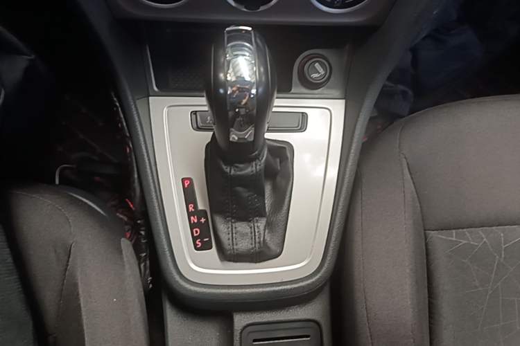 Used Volkswagen Lavida 2013 Revised Classic 1.6L Automatic Fashion Edition Gear Lever