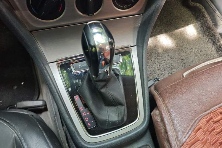 Used Volkswagen Lavida 2013 Restyled Classic 1.6L Automatic Comfort Edition Gear Lever