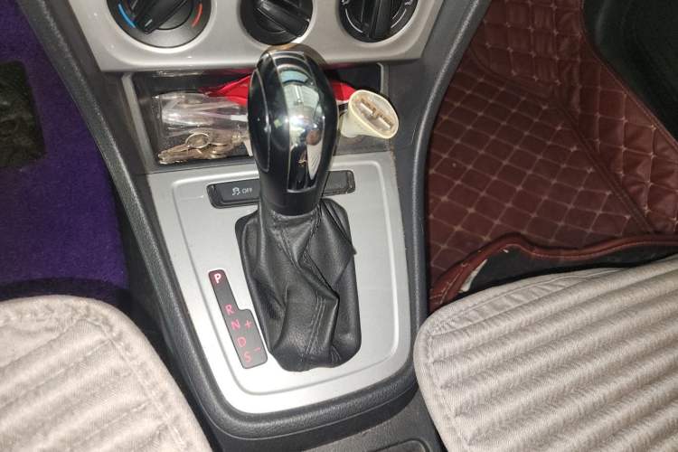 Used Volkswagen Lavida 2013 Revised Classic 1.6L Automatic Fashion Edition Gear Lever