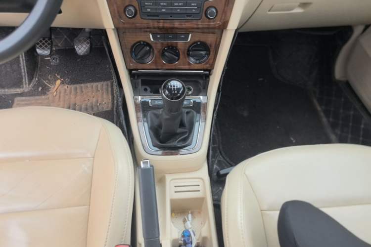 Used Volkswagen Lavida 2013 Restyled Classic 1.6L Manual Comfort Edition Gear Lever