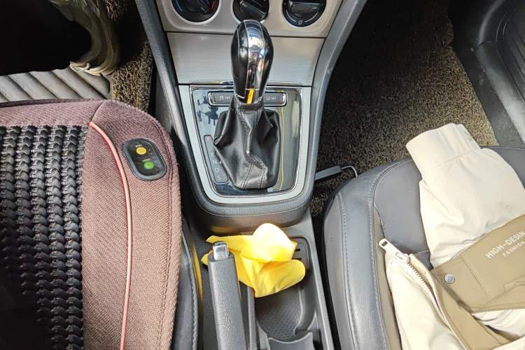 Used Volkswagen Lavida 2013 Restyled Classic 1.6L Automatic Comfort Edition Gear Lever