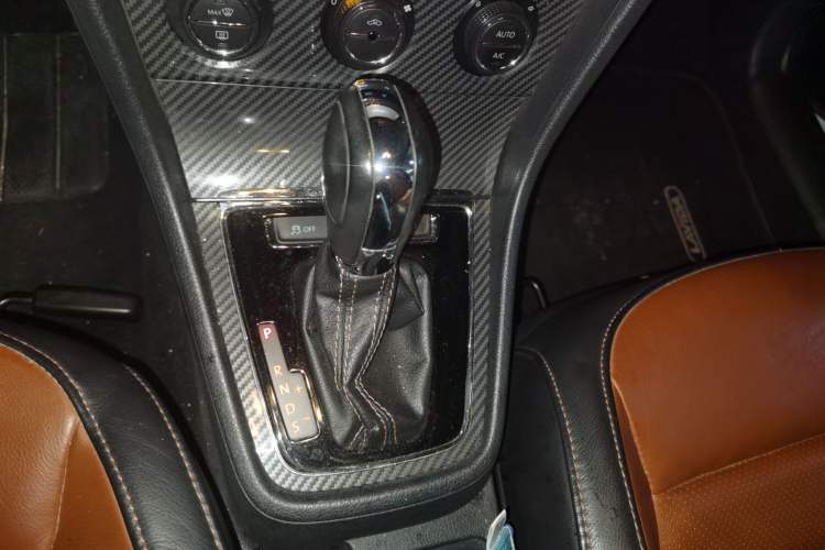Used Volkswagen Lavida 2013 1.6L Automatic Comfort Edition Gear Lever