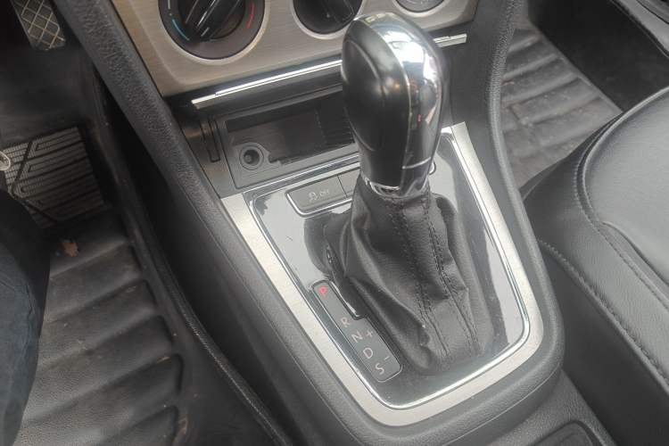 Used Volkswagen Lavida 2013 1.4TSI DSG Comfort Edition Gear Lever