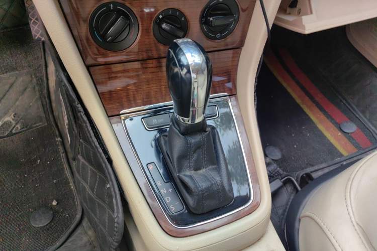 Used Volkswagen Lavida 2013 1.4TSI DSG Comfort Edition Gear Lever