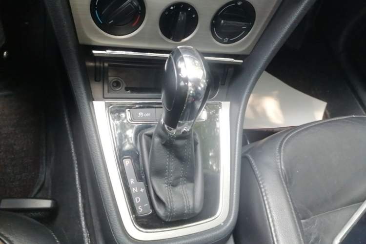 Used Volkswagen Lavida 2013 Restyled Classic 1.6L Automatic Comfort Edition Gear Lever