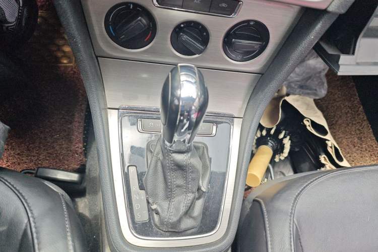 Used Volkswagen Lavida 2013 Restyled Classic 1.6L Automatic Comfort Edition Gear Lever
