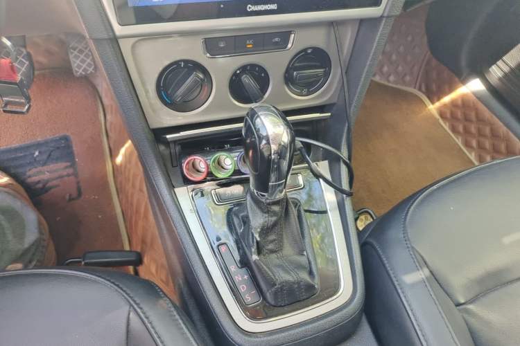 Used Volkswagen Lavida 2013 Restyled Classic 1.6L Automatic Comfort Edition Gear Lever