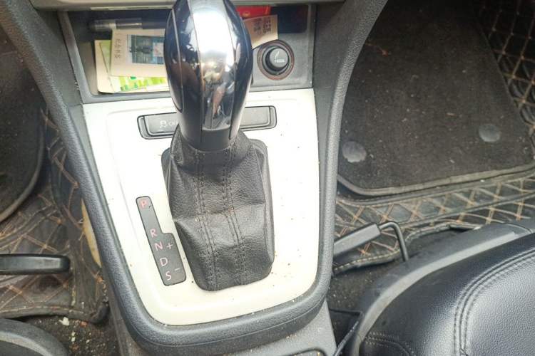 Used Volkswagen Lavida 2013 Revised Classic 1.6L Automatic Fashion Edition Gear Lever