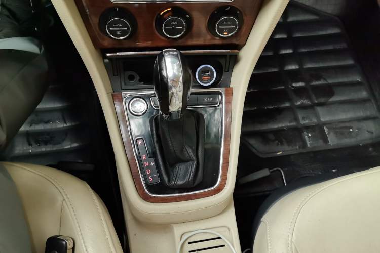 Used Volkswagen Lavida 2013 1.4TSI DSG Luxury Edition Gear Lever
