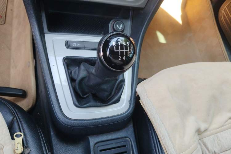 Used Volkswagen Lavida 2013 Revised Classic 1.6L Manual Fashion Edition Gear Lever