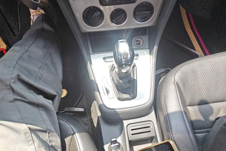 Used Volkswagen Lavida 2013 Revised Classic 1.6L Automatic Fashion Edition Gear Lever