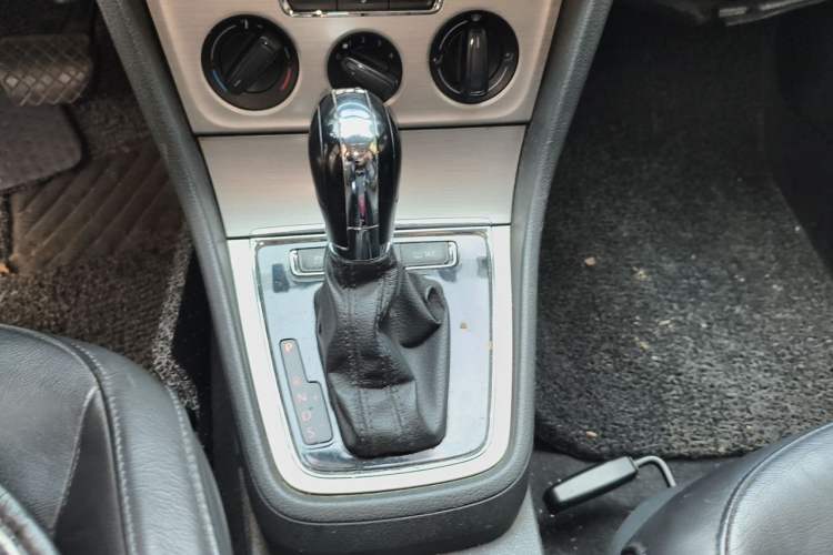 Used Volkswagen Lavida 2013 Revised Version 1.4 TSI DSG Comfort Edition Gear Lever