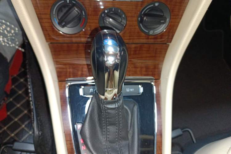 Used Volkswagen Lavida 2013 Restyled Classic 1.6L Automatic Comfort Edition Gear Lever