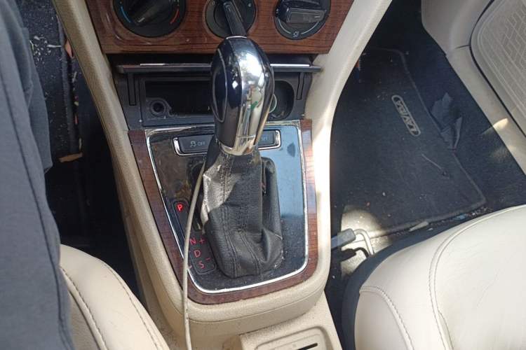 Used Volkswagen Lavida 2013 Restyled Classic 1.6L Automatic Comfort Edition Gear Lever