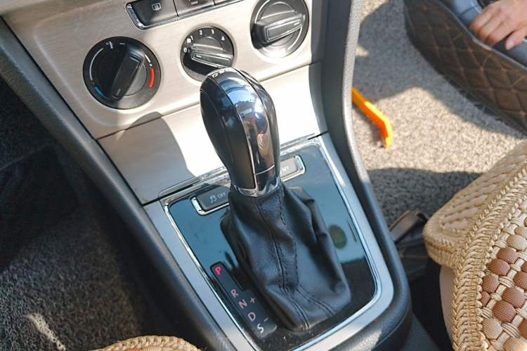 Used Volkswagen Lavida 2013 Revised Version 1.4 TSI DSG Comfort Edition Gear Lever