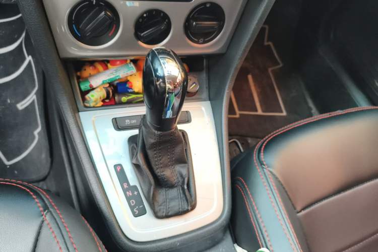 Used Volkswagen Lavida 2013 Revised Classic 1.6L Automatic Fashion Edition Gear Lever