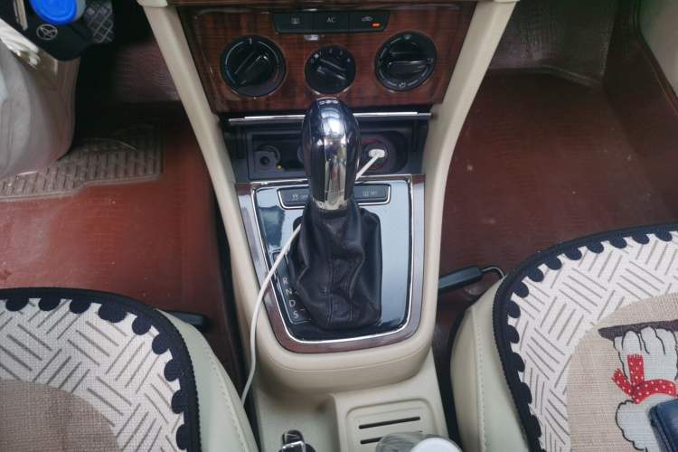 Used Volkswagen Lavida 2013 1.4TSI DSG Comfort Edition Gear Lever