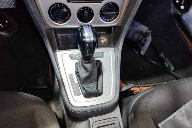 Used Volkswagen Lavida 2013 Revised Classic 1.6L Automatic Fashion Edition Gear Lever
