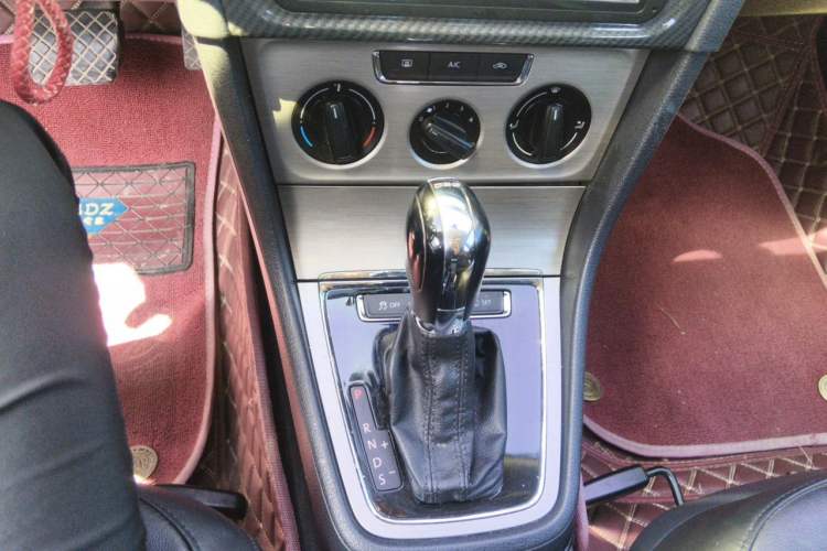 Used Volkswagen Lavida 2013 Revised Version 1.4 TSI DSG Comfort Edition Gear Lever