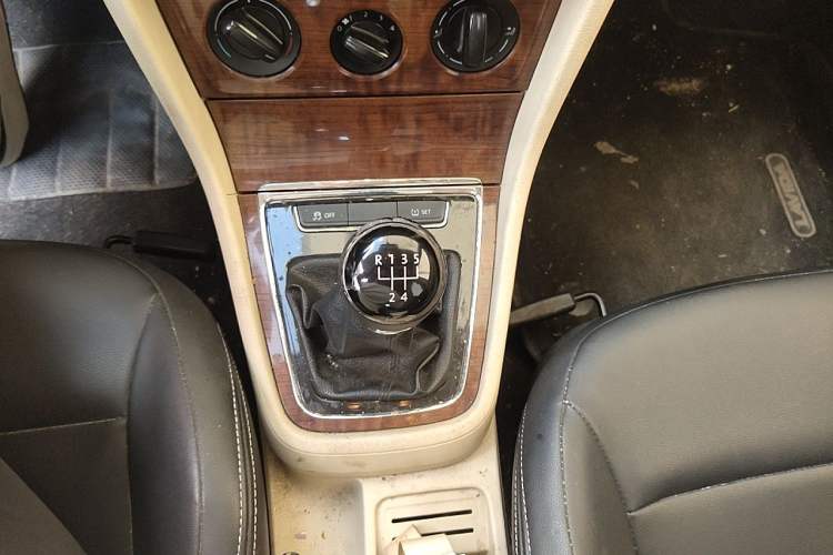 Used Volkswagen Lavida 2013 1.4TSI Manual Comfort Edition Gear Lever
