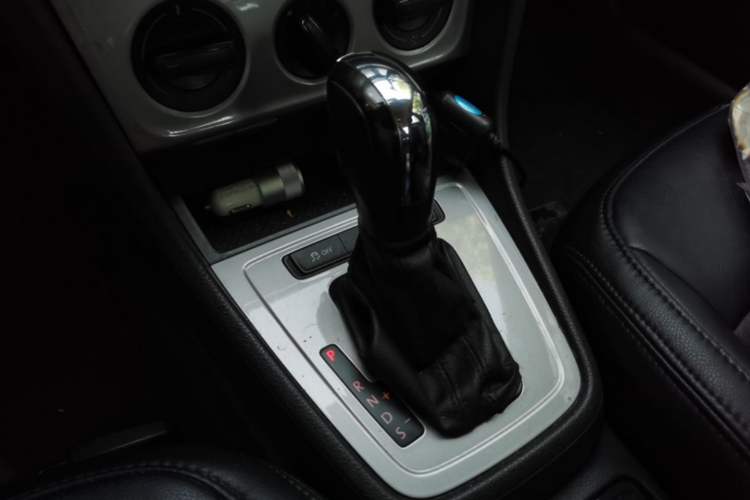 Used Volkswagen Lavida 2013 Revised Classic 1.6L Automatic Fashion Edition Gear Lever