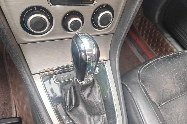 Used Volkswagen Lavida 2013 Revised Version 1.4 TSI DSG Comfort Edition Gear Lever