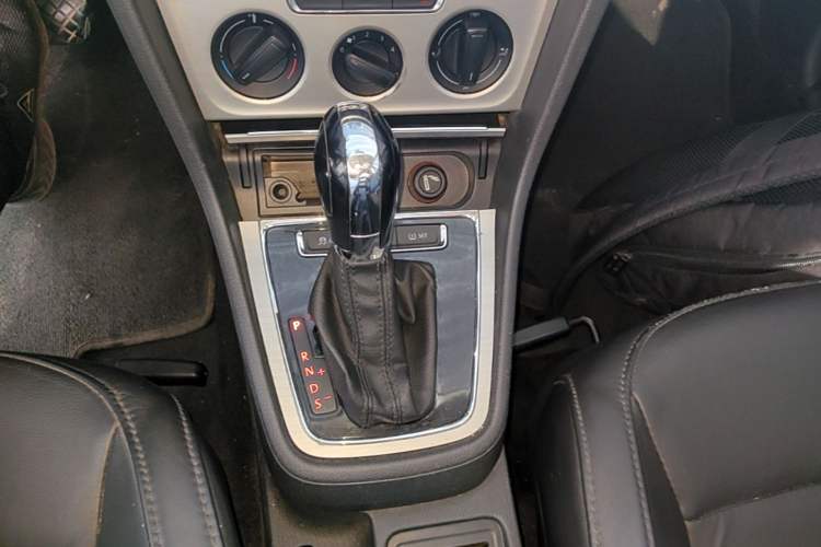Used Volkswagen Lavida 2013 Revised Version 1.4 TSI DSG Comfort Edition Gear Lever