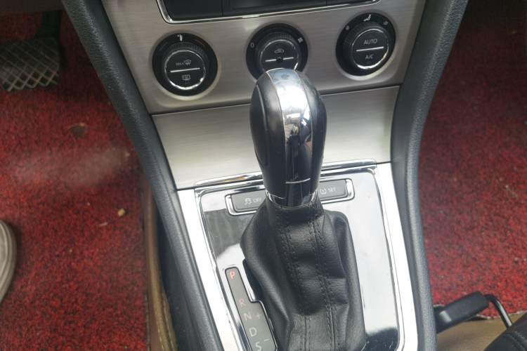 Used Volkswagen Lavida 2013 Revised Version 1.6L Automatic Luxury Edition Gear Lever