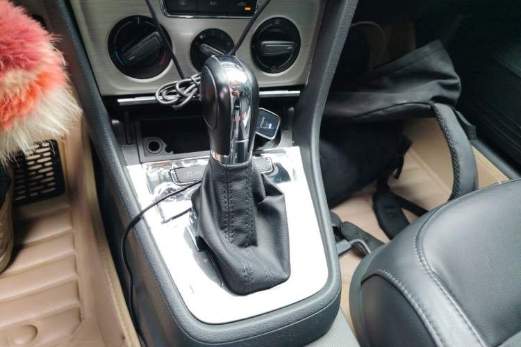 Used Volkswagen Lavida 2013 Restyled Classic 1.6L Automatic Comfort Edition Gear Lever