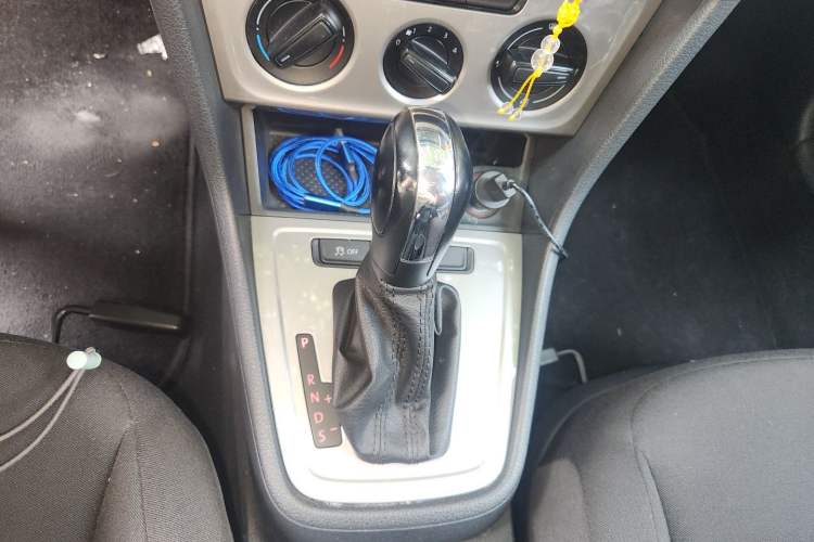 Used Volkswagen Lavida 2013 Revised Classic 1.6L Automatic Fashion Edition Gear Lever